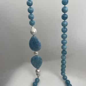 Collar de agatas azules con perlas naturales.