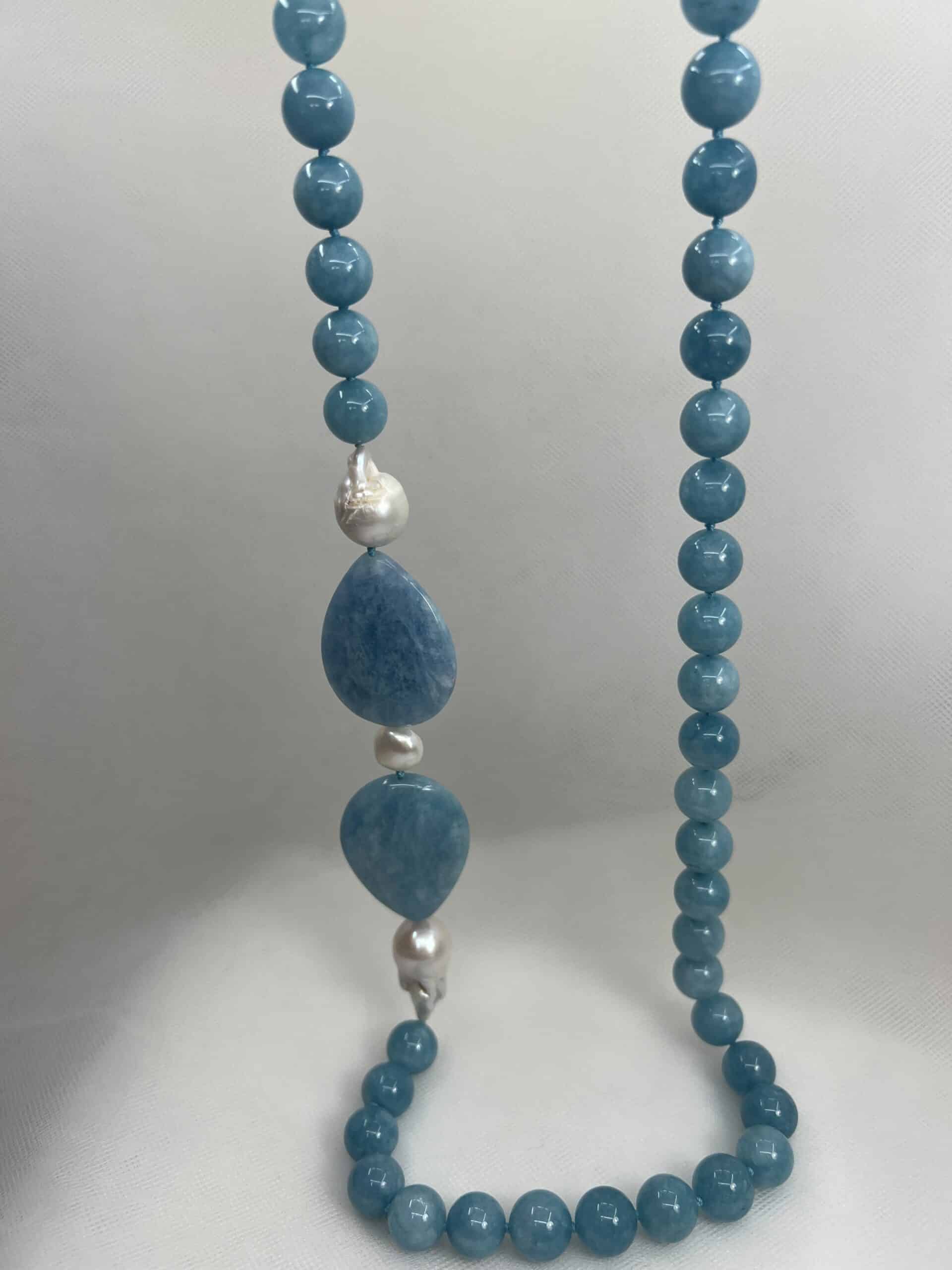 Collar de agatas azules con perlas naturales.