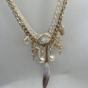 Collar de bisuteria con conchas naturales adornos metalicos y perlas.