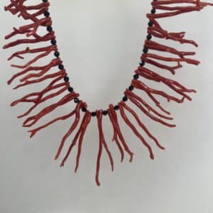 Collar de coral natural con onix facetado.