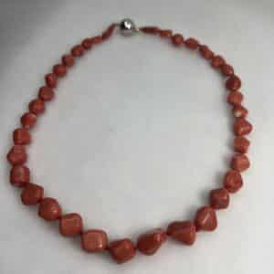 Collar de coral natural con broche de oro.