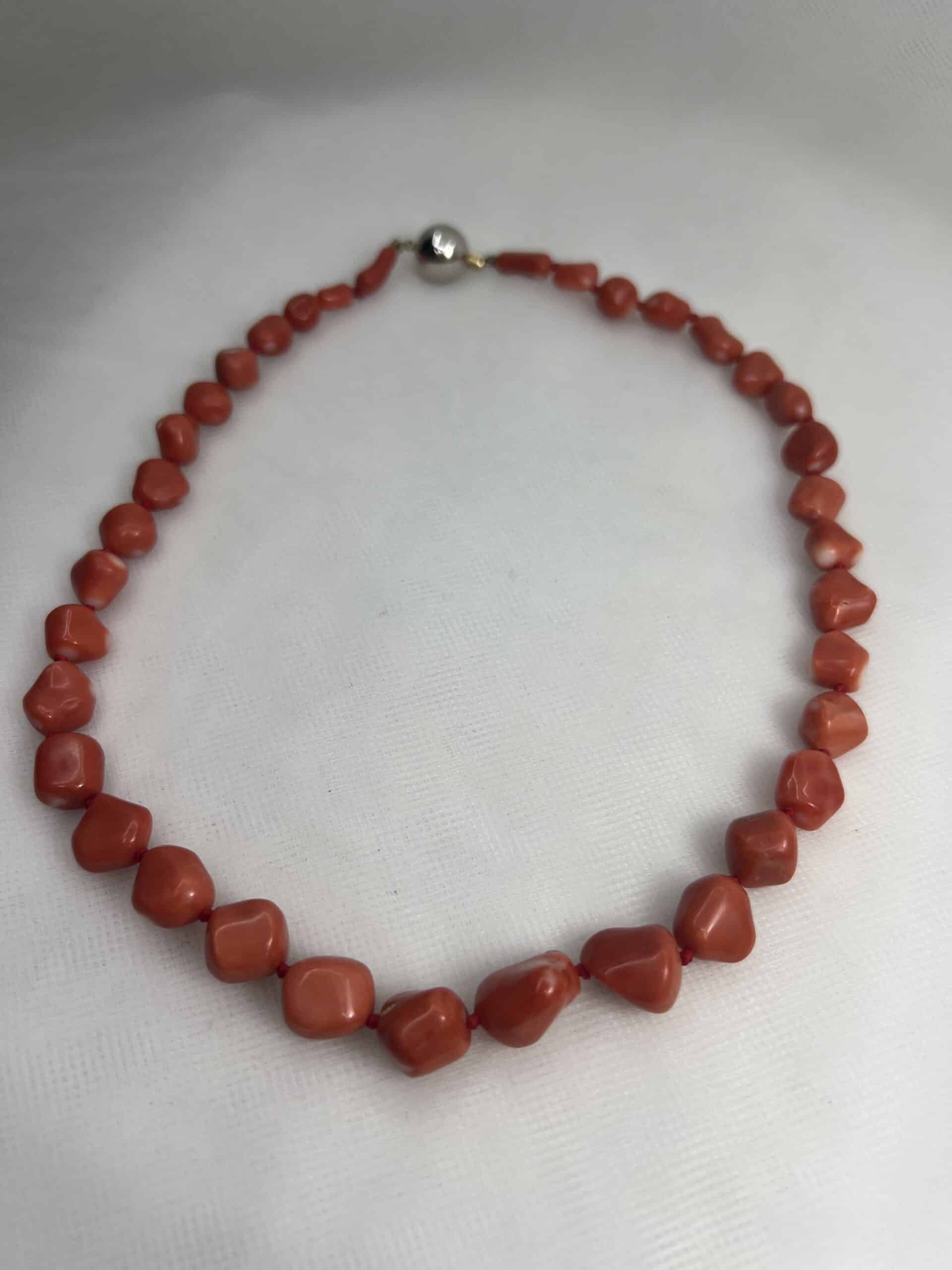 Collar de coral natural con broche de oro.