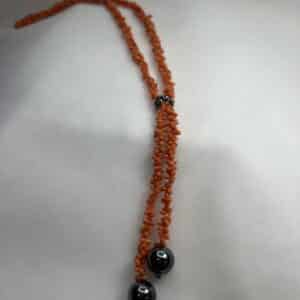 Collar de coral natural anaranjado con hematites.