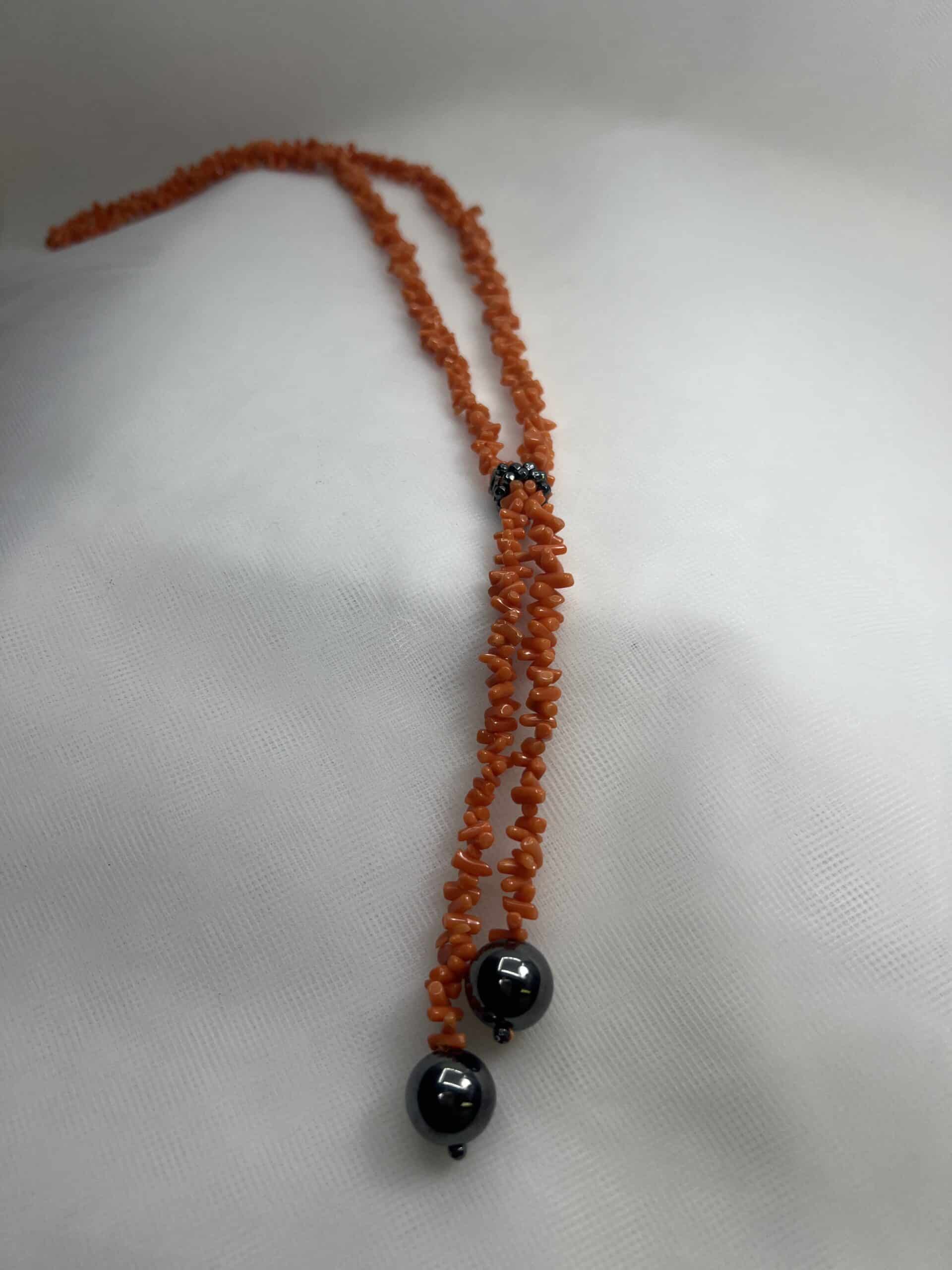 Collar de coral natural anaranjado con hematites.