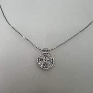 Collar de oro blanco con colgante de brillantes y zafiros