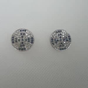 Pendientes de oro blanco con pave de brillantes y zafiros.