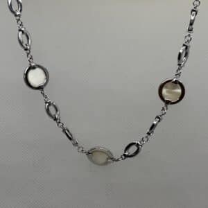 Collar de oro blanco y circulos de nacar.