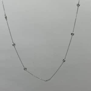 Collar de oro blanco con chatones y brillantes 0.07K