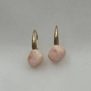 Pendientes de gancho de oro amarillo matizado con corales rosas.