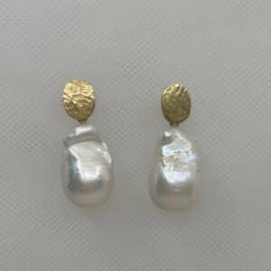 Pendientes de oro amarillo martelado con perlas naturales desmontables.