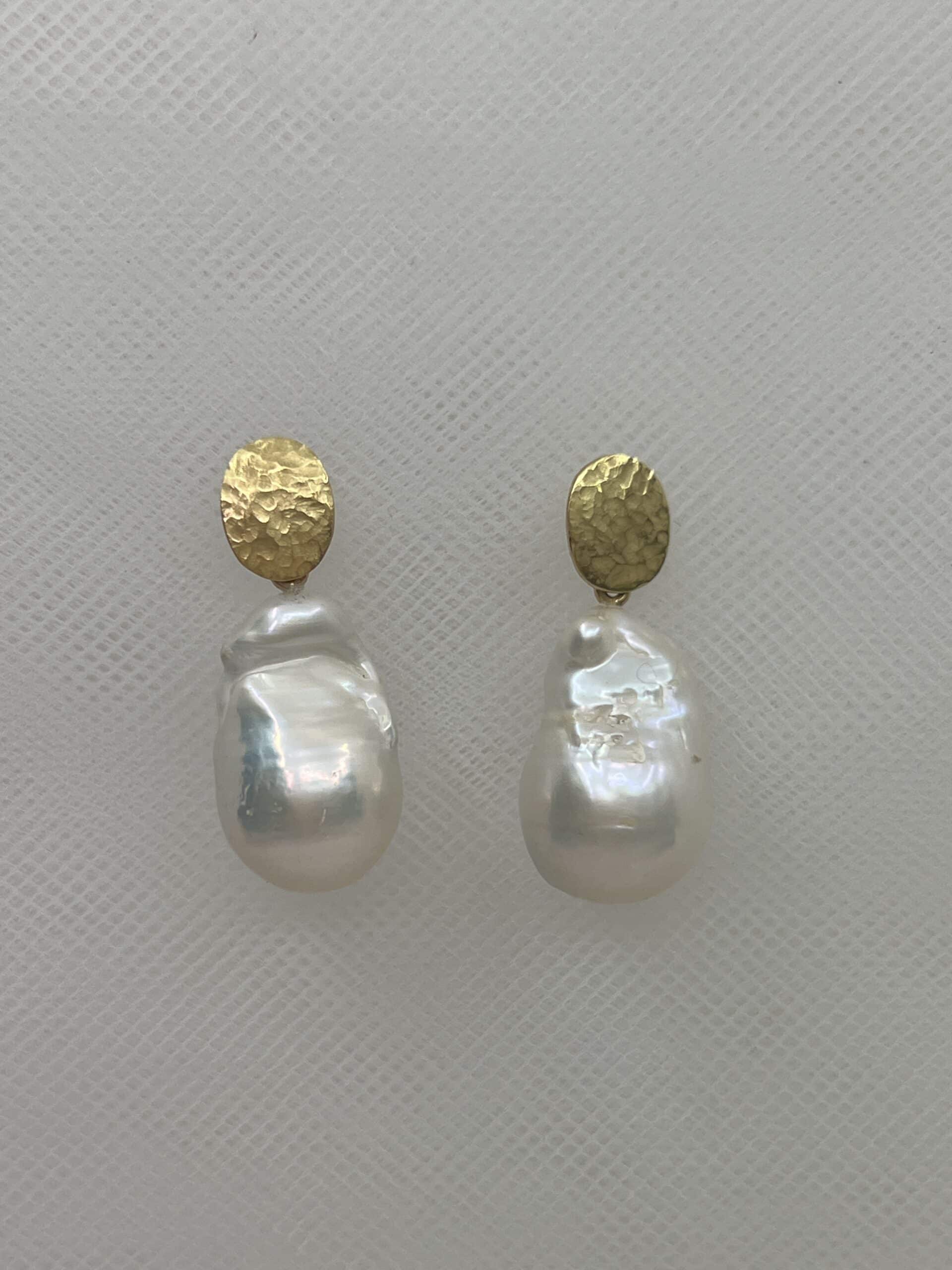 Pendientes de oro amarillo martelado con perlas naturales desmontables.