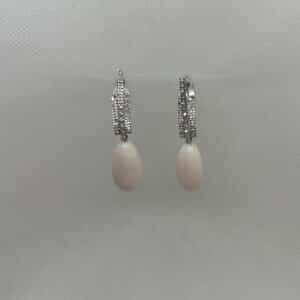 Pendientes de oro blanco brillantes y coral rosa.