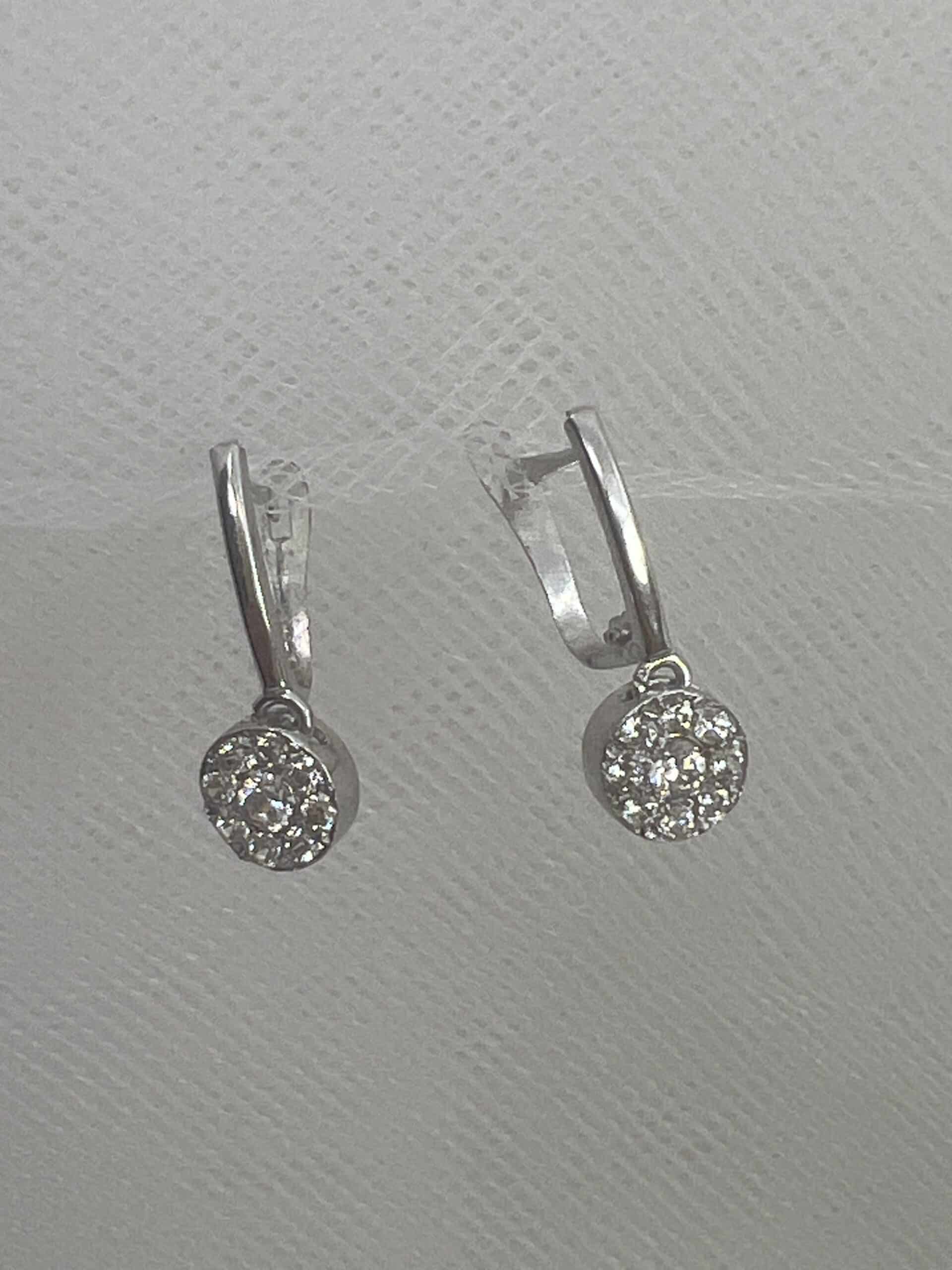 Pendientes de oro blanco con rosetones de circonitas.