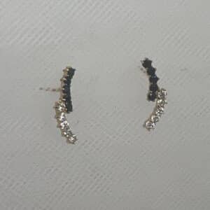 Pendientes de oro amarillo con topacios negros y blancos.