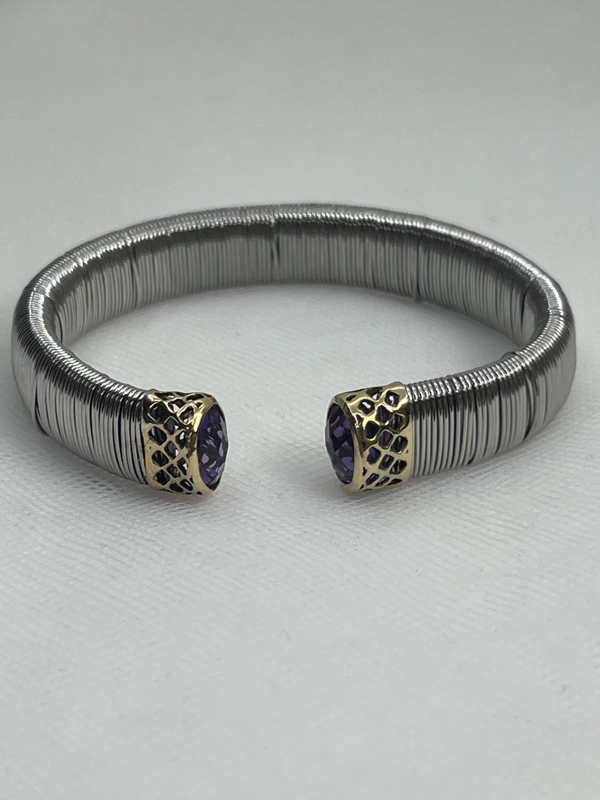 Esclava de acero con puntas de oro y amatista.