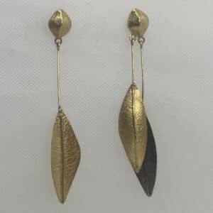 Pendientes largos de plumas asimetricos de oro amarillo y baño de rutenio