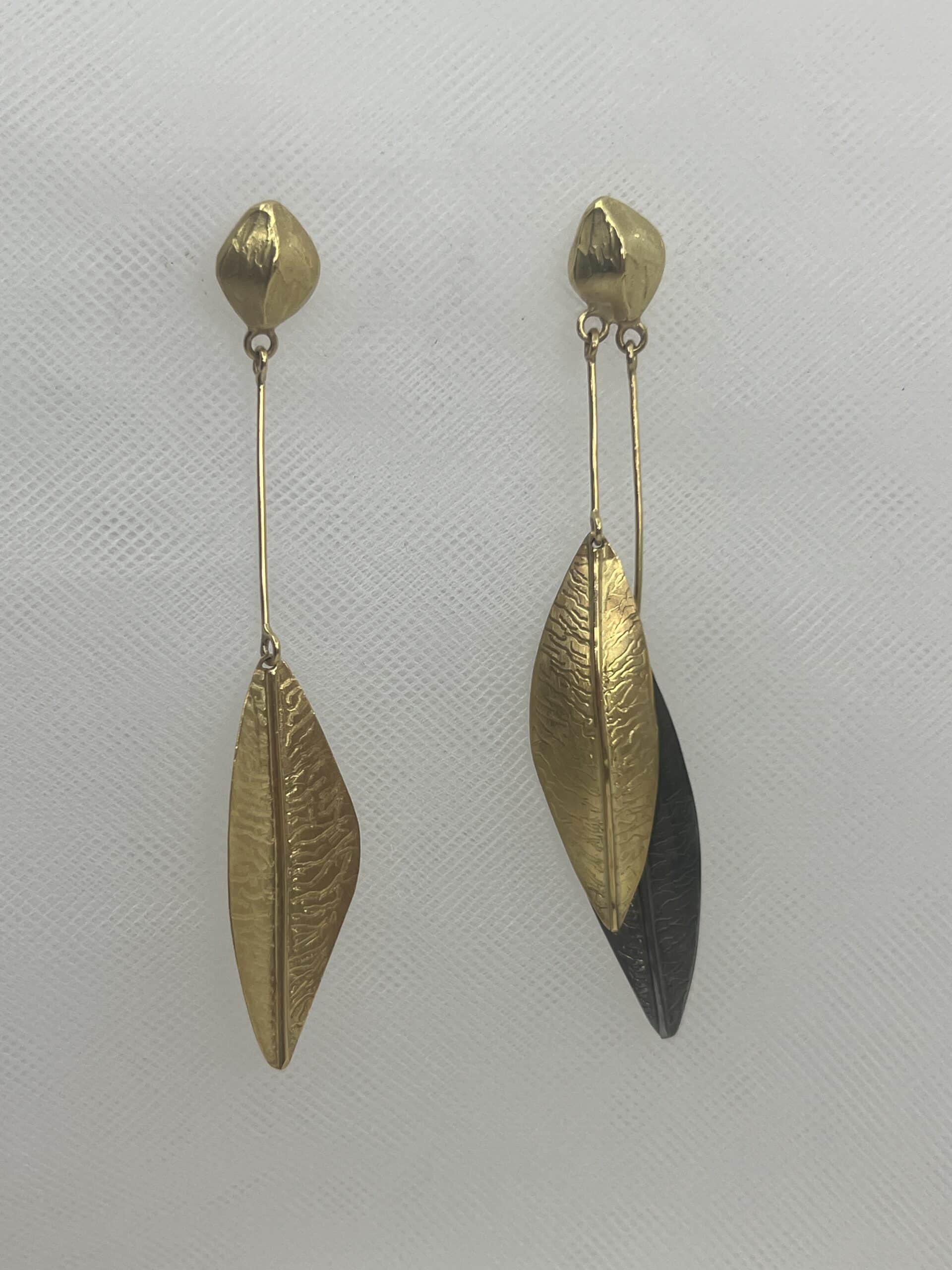 Pendientes largos de plumas asimetricos de oro amarillo y baño de rutenio