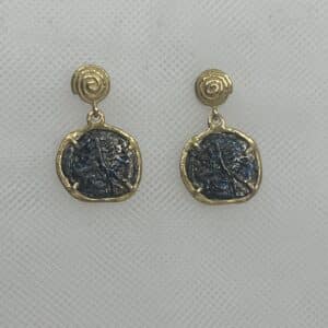 Pendientes de oro matizado con monedas de imitacion de plata negra.