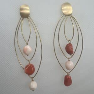 Pendientes de oro amarillo de aros entrelazados con corales naturales rojos y rosas.