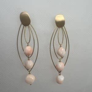 Pendientes largos de oro amarillo con corales rosas naturales