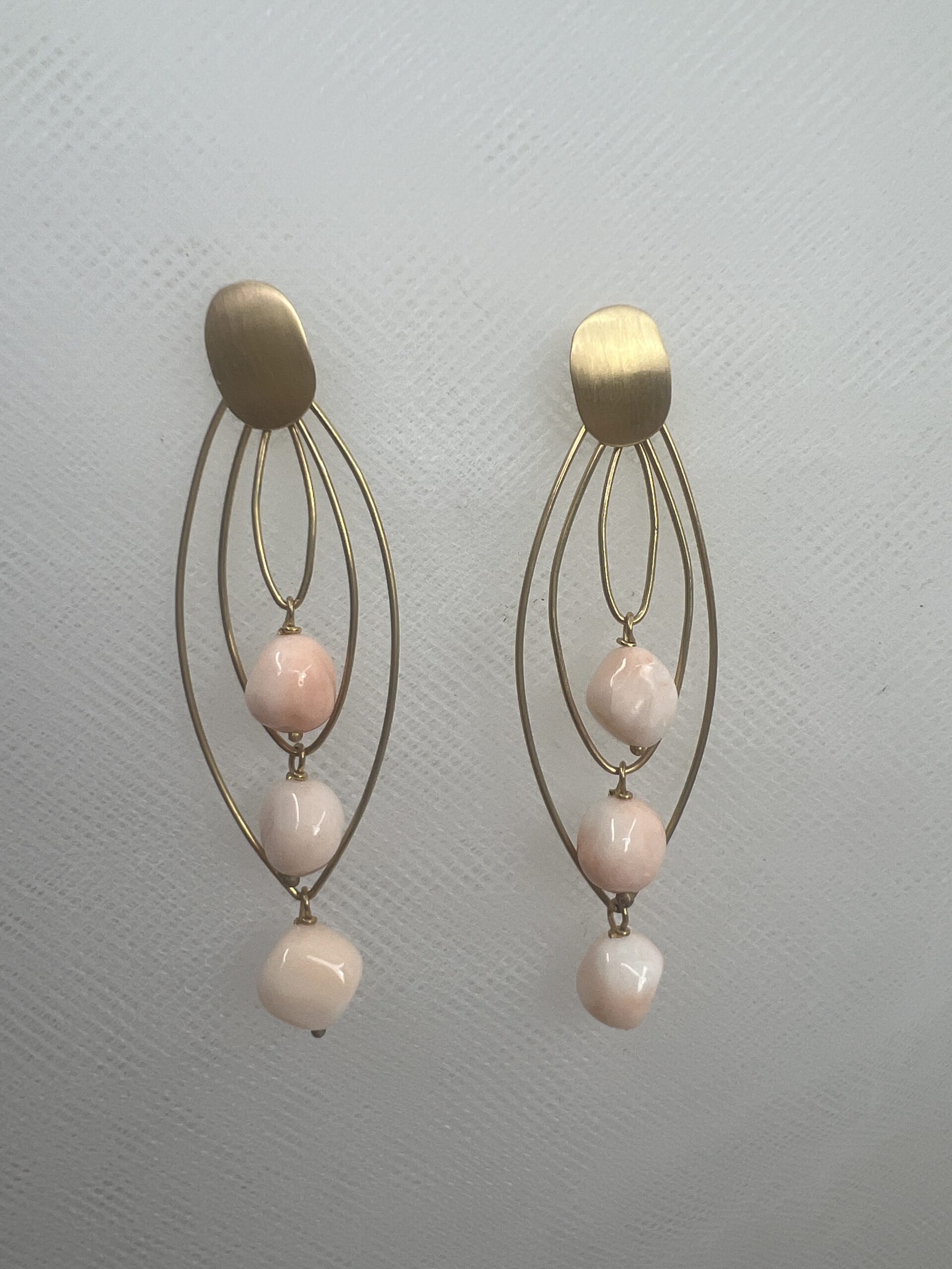 Pendientes largos de oro amarillo con corales rosas naturales