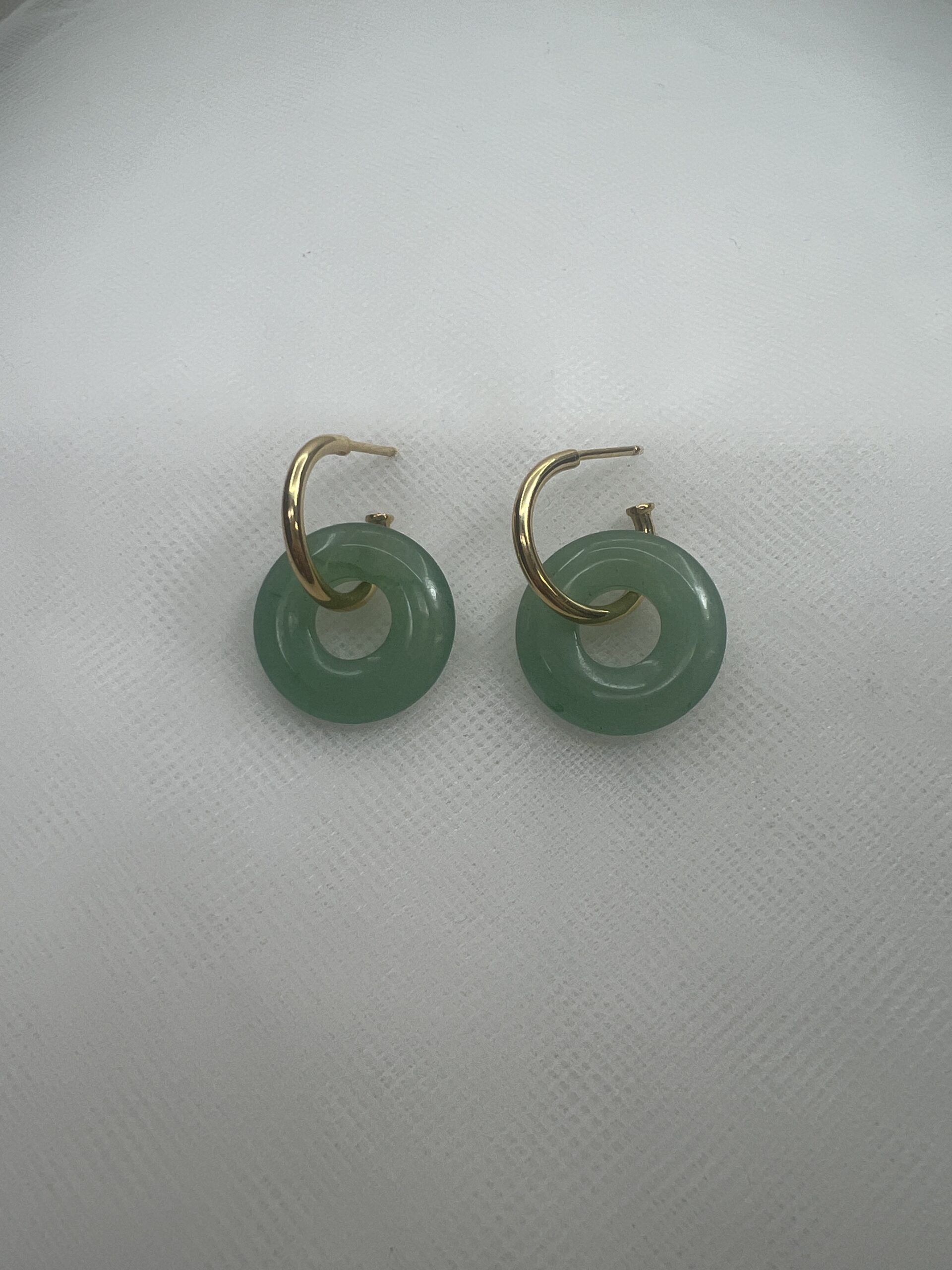 Aros de oro amarillo con donuts de jade natural