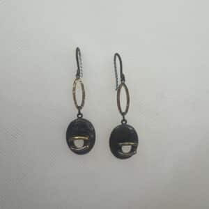 Pendientes largos de plata envejecida con motivos de oro.