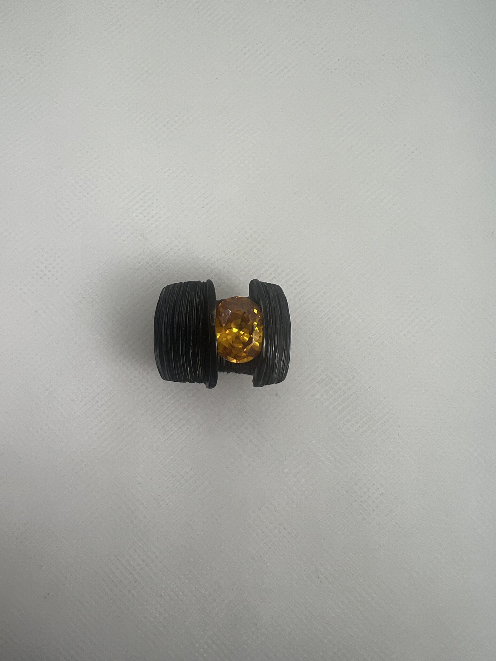 Anillo de bronce esmaltado negro con piedra de color amarillo