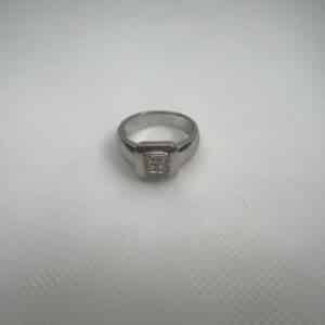 Anillo de oro blanco y brillantes.