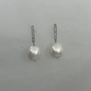 Pendientes de oro blanco con perlas naturales y barritas de circonitas.