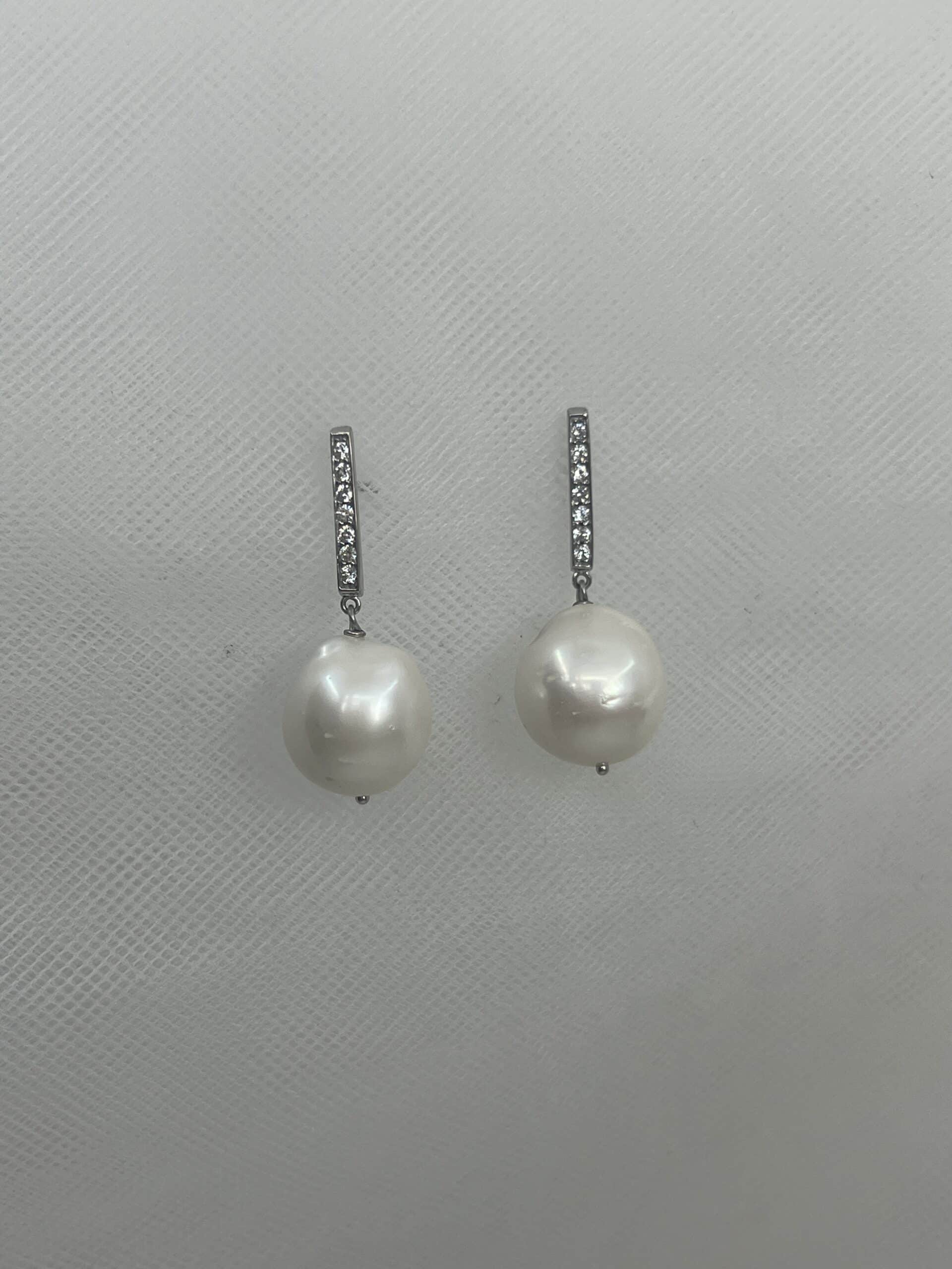 Pendientes de oro blanco con perlas naturales y barritas de circonitas.
