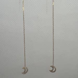 Pendientes largos de oro amarillo con cadenita y lunas de brillantes.