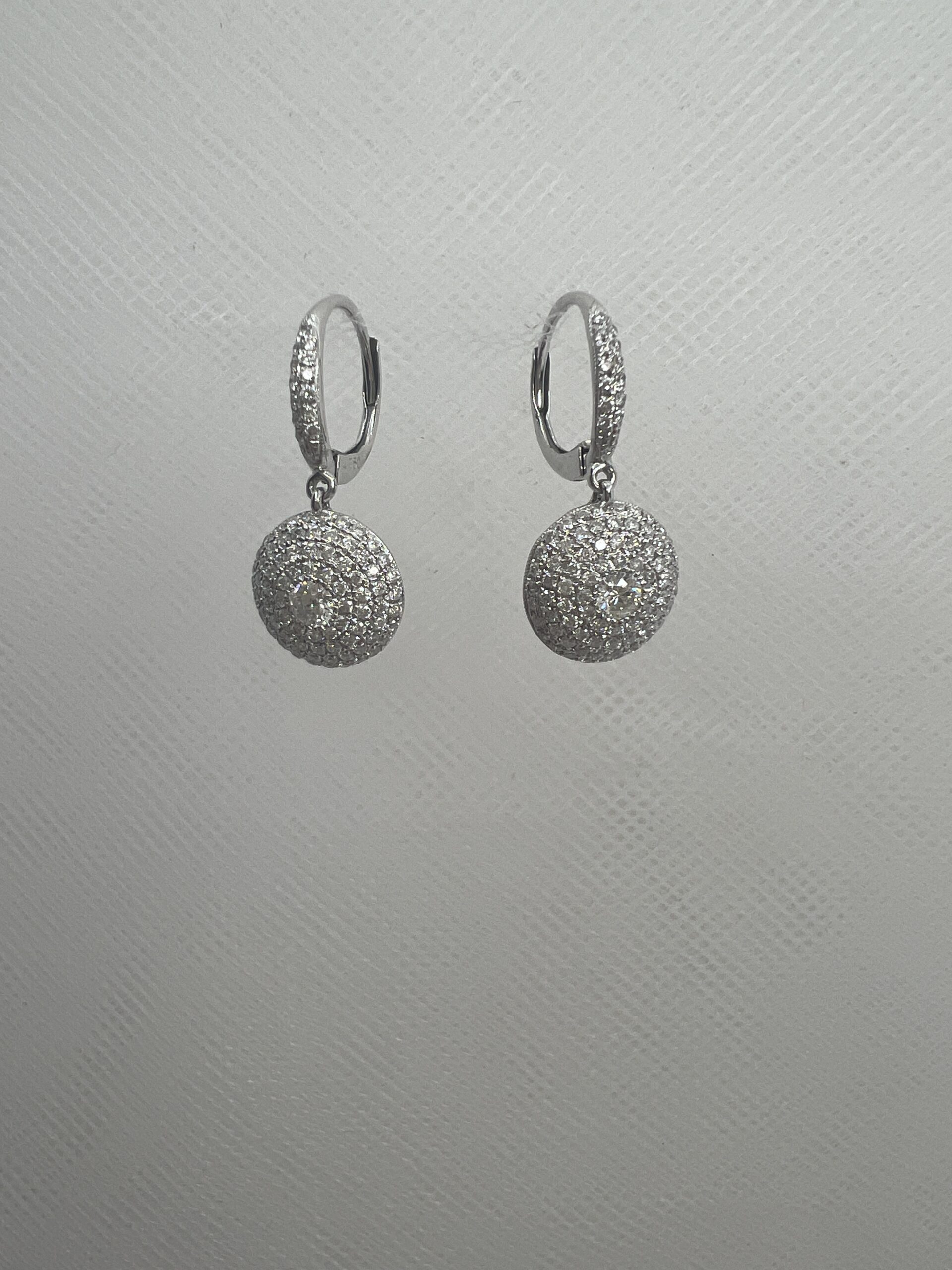 Pendientes de oro blanco de gancho con cierre catalan pave de brillantes con brillante central