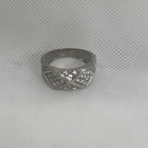 Anillo de oro blanco y circonitas.