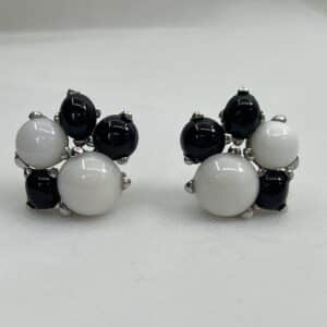 Pendientes de oro blanco con agatas blancas y onix.