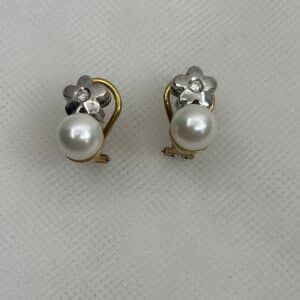 Pendientes de oro amarillo  flores de oro blanco con brillantes y perlas japonesas.