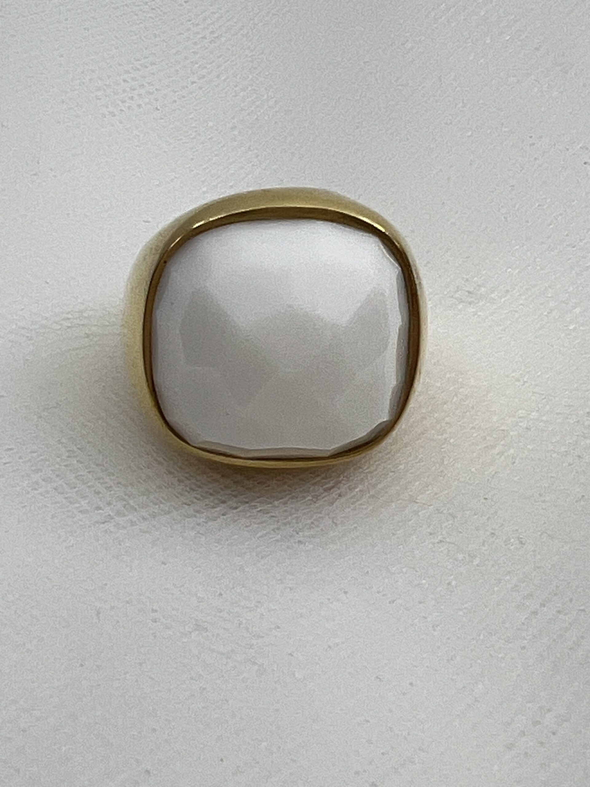 Anillo de oro amarillo con agata natural facetada.