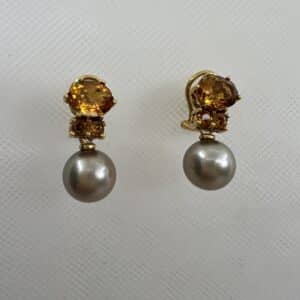 Pendientes de oro amarillo con citrinos y perlas naturales de color bronce.