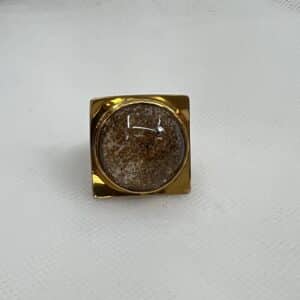 Anillo de oro matizado con lodolita natural.