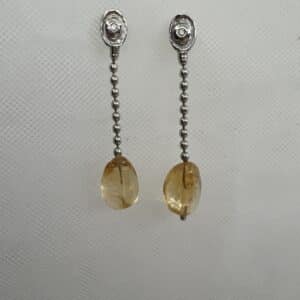 Pendientes largos de oro blanco con topacios naturales.