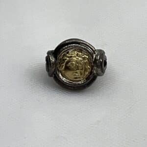 Anillo de plata negra con moneda de imitacion de oro.