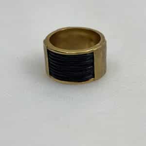 Anillo de oro matizado y cuero .