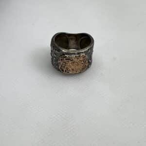 Anillo de plata negra con oro rosa.