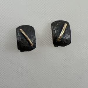 Pendientes de plata negra con motivos de oro amarillo.