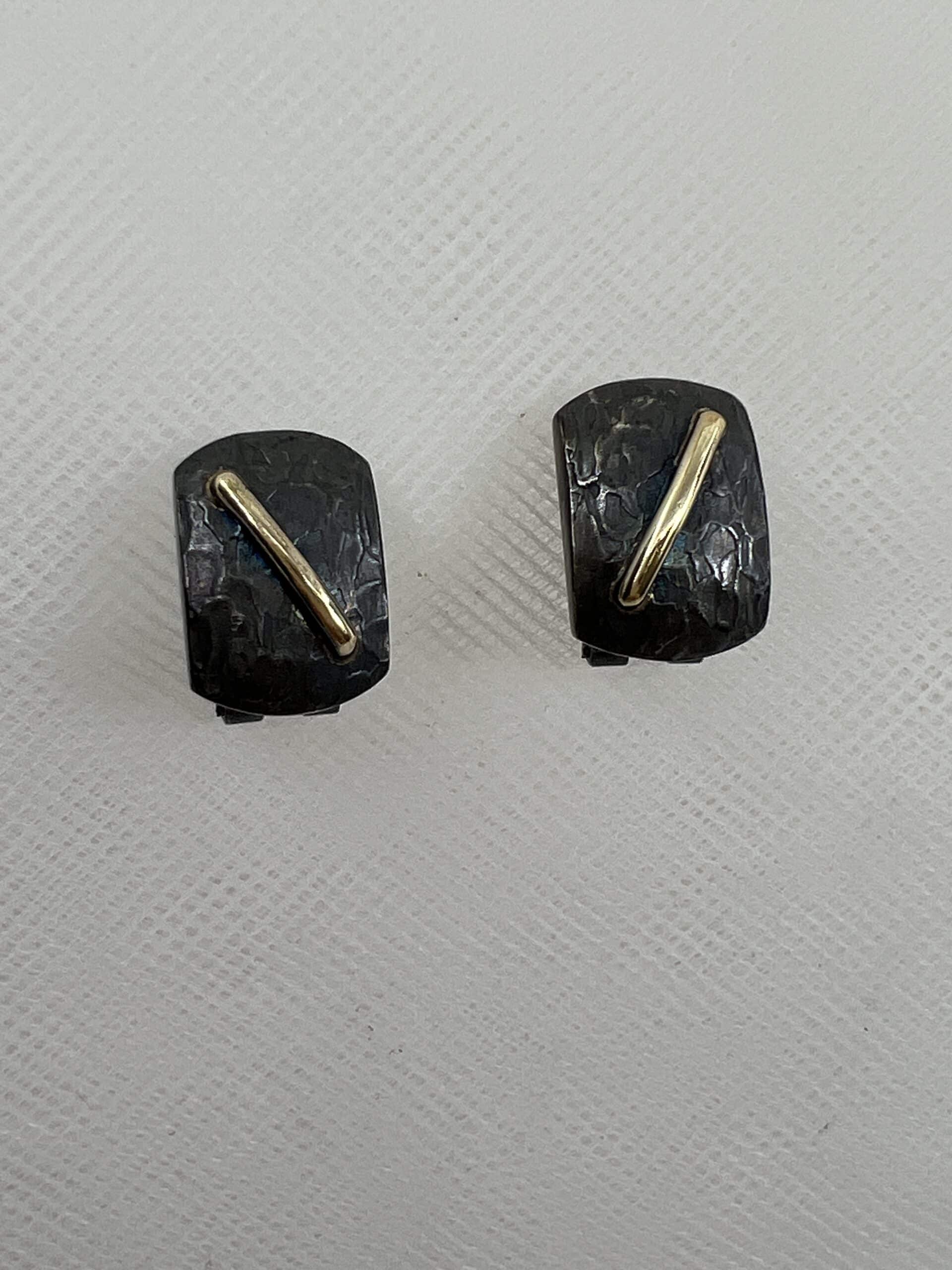Pendientes de plata negra con motivos de oro amarillo.