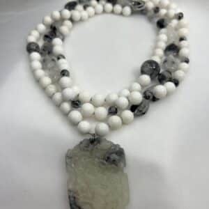 Collar de agatas blancas y cuarzos grises beteados  con colgante de jade natural.