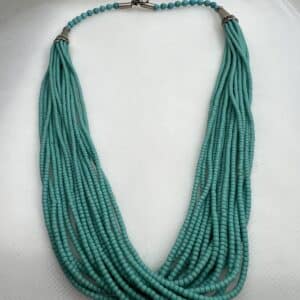 Collar de color tuerquesa.