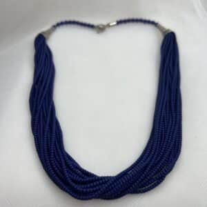 Collar de piedras color azul.