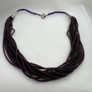 Collar de piedras color amatista.