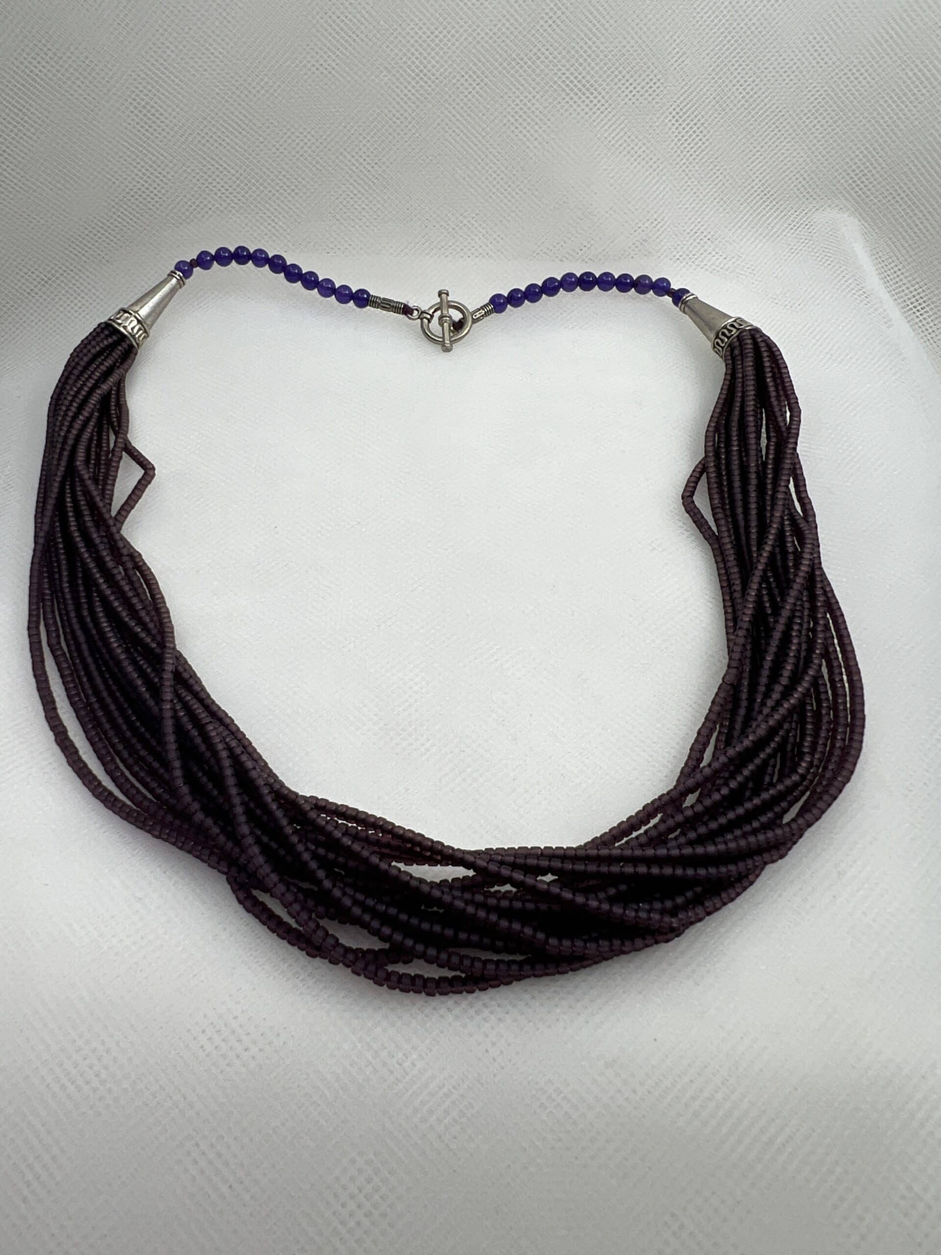 Collar de piedras color amatista.